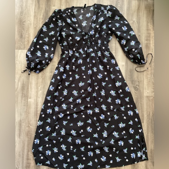 Nobody's Child Margot tie sleeve midi dress in ditsy blue floral size 8 - Picture 3 of 8